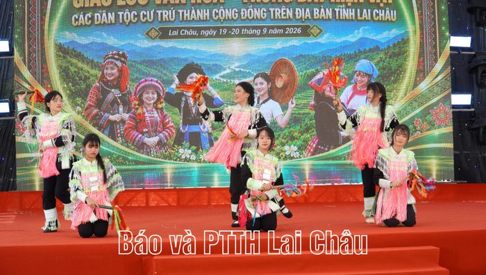 Tiết mục văn nghệ múa Dao.