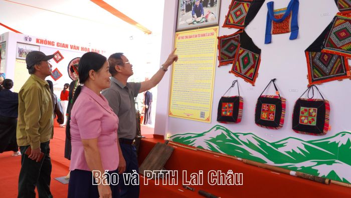 Nhân dân tham quan không gian văn hóa các dân tộc.