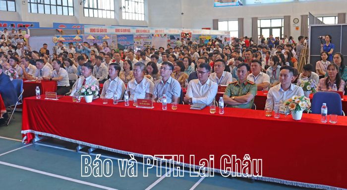 Đại biểu dự ngày hội.