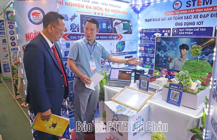 Đại biểu tham quan gian trưng bày sản phẩm STEM.