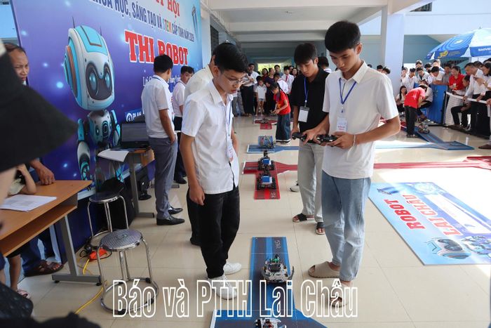 Học sinh tham gia phần thi Robot.