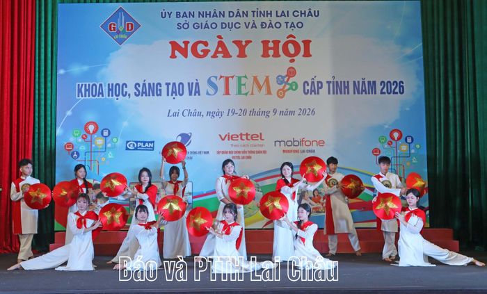 Văn nghệ tại ngày hội.