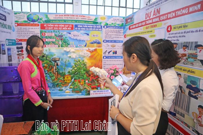 Học sinh Trường Phổ thông Dân tộc bán trú Tiểu học và THCS Bản Lang thuyết trình sản phẩm khoa học, sáng tạo và STEM.