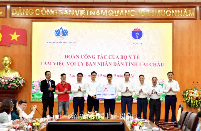 Đồng chí Vũ Mạnh Hà - Thứ trưởng Thường trực Bộ Y tế trao biểu trưng quà tặng cho tỉnh Lai Châu.