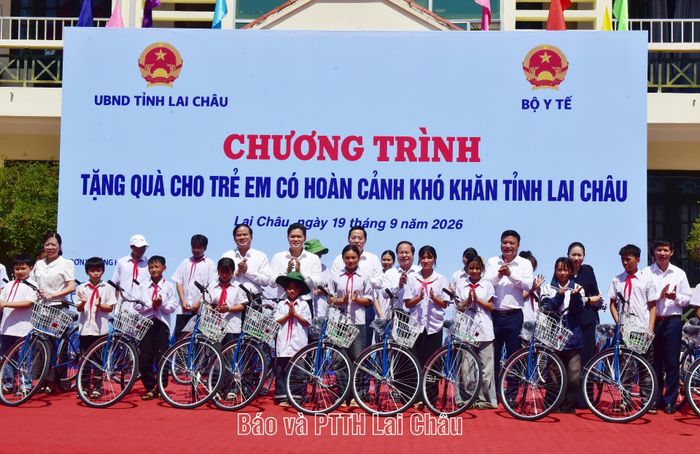 Đoàn công tác trao xe đạp các em học sinh.