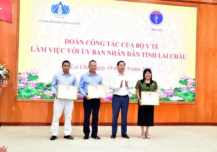 Đồng chí Hà Quang Trung - Phó Bí thư Tỉnh ủy, Chủ tịch UBND tỉnh trao bằng khen cho các cá nhân có thành tích xuất sắc trong triển khai, thực hiện thỏa thuận hợp tác.