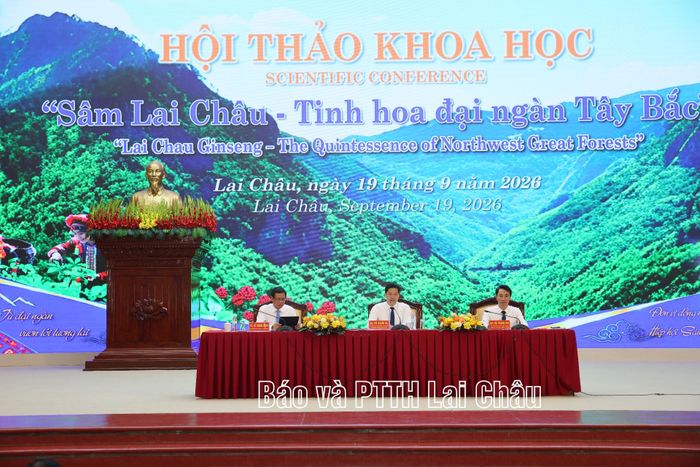 Các đồng chí chủ trì hội thảo.