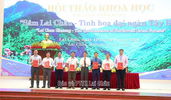 Đồng chí Hà Trọng Hải - Phó Chủ tịch UBND tỉnh Lai Châu trao biên bản ghi nhớ hợp tác giữa UBND tỉnh với các đơn vị.