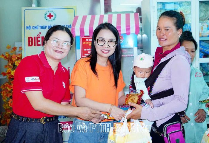 Các đơn vị phối hợp trao quà cho các bệnh nhi, bệnh nhân tại Bệnh viện Đa khoa tỉnh.