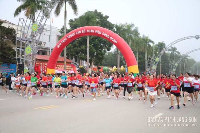 Các VĐV nữ xuất phát chạy cự ly 3km