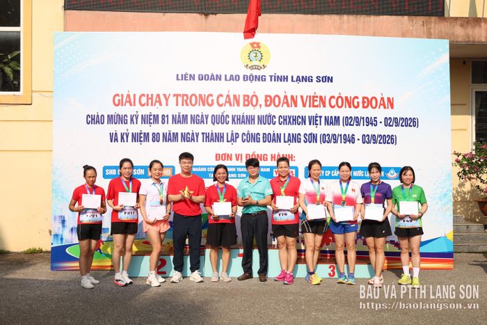 Đại diện Ban Tổ chức trao giải khuyến khích cho các VĐV ở nội dung cá nhân nữ