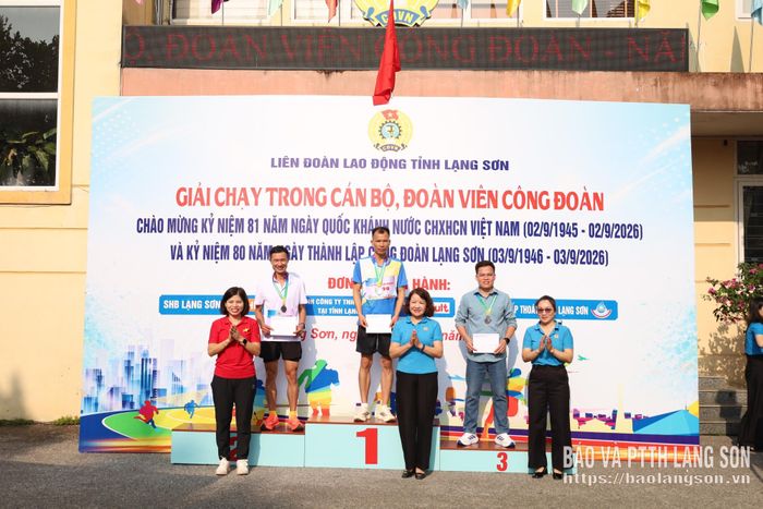 Đại diện Ban Tổ chức trao giải cho các VĐV xuất sắc nhất ở nội dung cá nhân nam