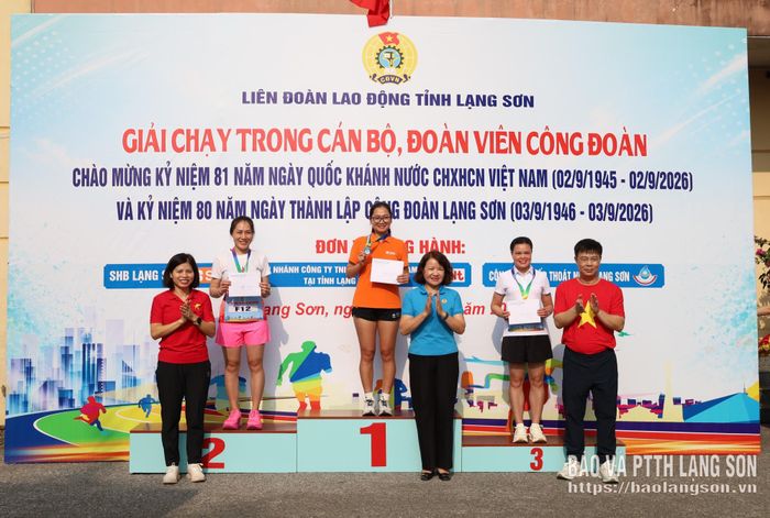 Đaị diện Ban Tổ chức trao giải cho các VĐV xuất sắc nhất ở nội dung cá nhân nữ