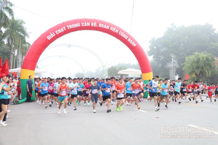 Các VĐV nam xuất phát chạy cự ly 5km