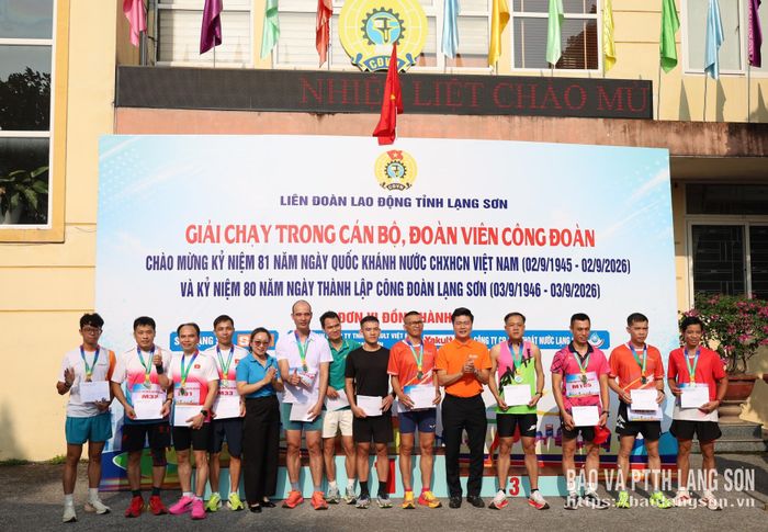 Đại diện Ban Tổ chức trao giải khuyến khích cho các VĐV ở nội dung cá nhân nam