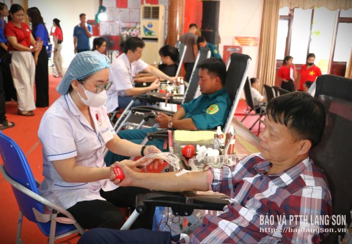Tình nguyện viên hiến máu tại ngày hội