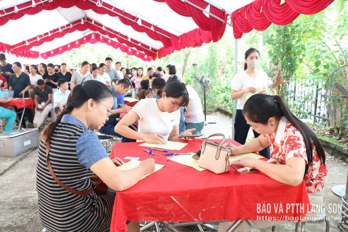 Các tình nguyện viên đăng ký hiến máu tại ngày hội