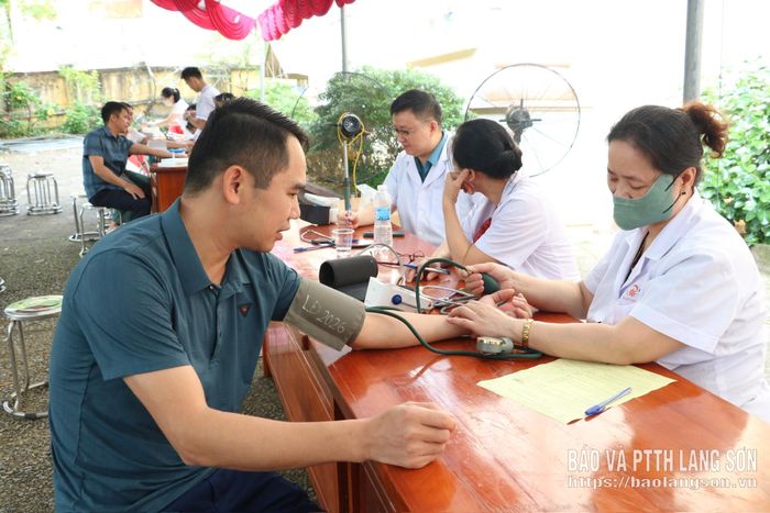 Tình nguyện viên khám sàng lọc tại ngày hội