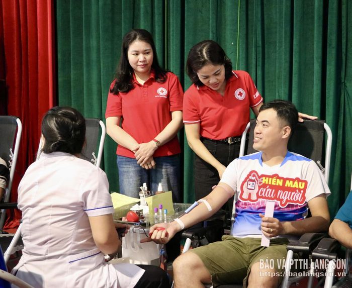 Lãnh đạo Hội Chữ thập đỏ tỉnh thăm hỏi, động viên tình nguyện viên hiến máu tại ngày hội