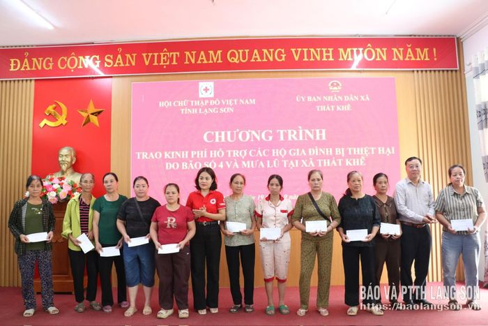 Lãnh đạo Hội Chữ thập đỏ tỉnh và Liên minh Hợp tác xã Việt Nam tỉnh trao quà cho các hộ bị ảnh hưởng bởi mưa bão trên địa bàn xã Thất Khê