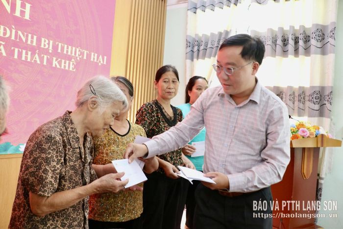 Lãnh đạo Liên minh Hợp tác xã Việt Nam tỉnh trao quà cho các hộ bị ảnh hưởng bởi mưa bão trên địa bàn xã Thất Khê