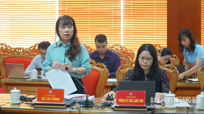 Lãnh đạo Sở Tài chính trình bày báo cáo tại cuộc họp