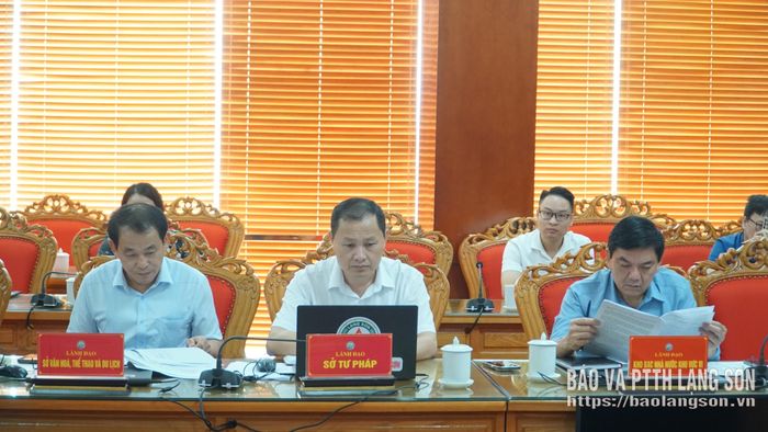 Lãnh đạo một số sở, ngành tham dự cuộc họp