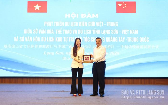 Lãnh đạo Sở VHTT&DL tỉnh Lạng Sơn (Việt Nam) tặng quà cho đại diện Sở Văn hoá và Du lịch khu tự trị dân tộc Choang Quảng Tây (Trung Quốc)