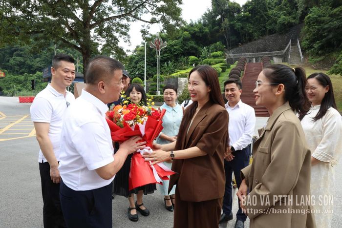 Lãnh đạo Sở VHTT&DL tỉnh Lạng Sơn (Việt Nam) đón Đoàn đại biểu Sở Văn hóa và Du lịch khu tự trị dân tộc Choang Quảng Tây (Trung Quốc) tại Cửa khẩu Quốc tế Hữu Nghị