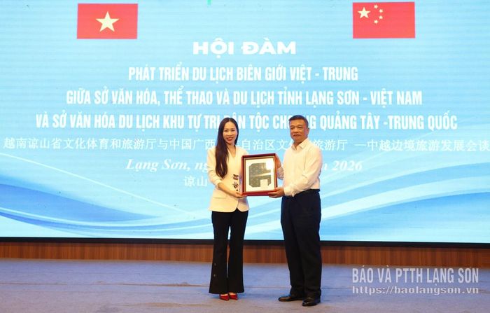 Đại diện Sở Văn hoá và Du lịch khu tự trị dân tộc Choang Quảng Tây (Trung Quốc) tặng quà cho lãnh đạo Sở VHTT&DL tỉnh Lạng Sơn (Việt Nam)