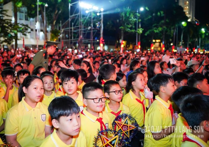 Các em thiếu nhi theo dõi các tiết mục nghệ thuật trong chương trình