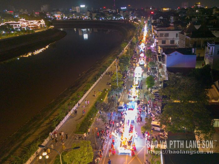 Diễu hành mô hình đèn lồng qua tuyến đường Nguyễn Du