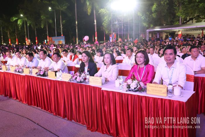 Các đại biểu dự chương trình nghệ thuật khai mạc lễ hội