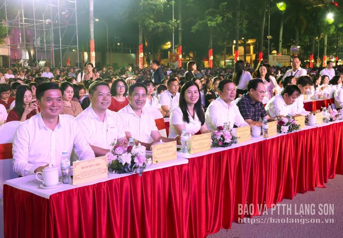 Các đại biểu tham dự chương trình