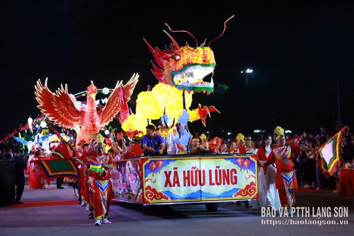 Màn diễu hành mô hình đèn lồng tại lễ hội