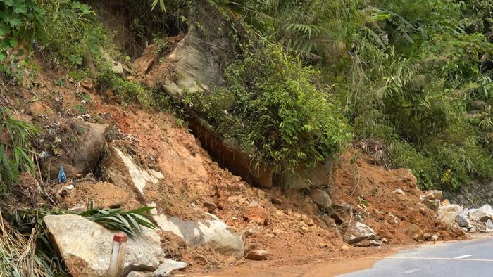 Duy tu thường xuyên không chỉ có phát cỏ, khơi rãnh mà còn gắn với xử lý các tình huống phát sinh do mưa lũ, sạt lở trên tuyến.