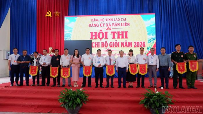 Ban tổ chức trao cờ lưu niệm cho các thí sinh tham gia hội thi.