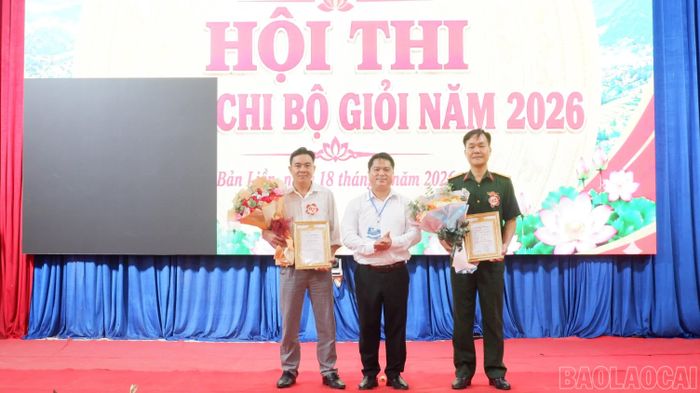 Ban tổ chức trao giải cho các thí sinh đạt thành tích cao tại hội thi.