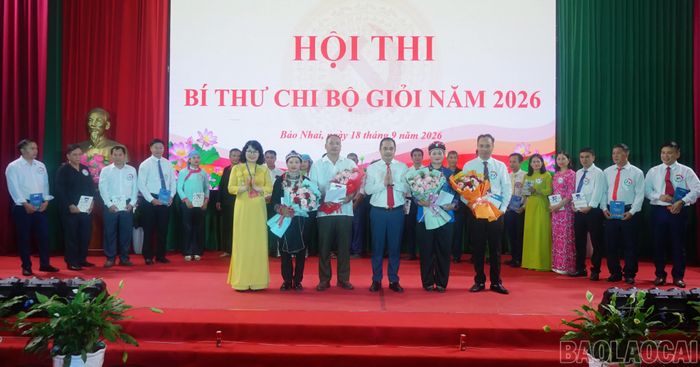 Ban tổ chức trao giải cho các thí sinh có thành tích xuất sắc.
