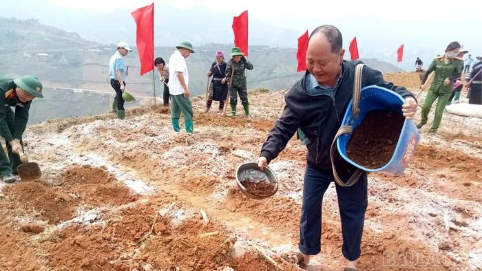 Cán bộ xã cùng người dân thôn Hú Trù Lình tham gia trồng khoai sọ tại lễ phát động phong trào như “Hỗ trợ sinh kế, giảm nghèo bền vững” gắn với ra quân trồng 2,5 ha khoai sọ.
