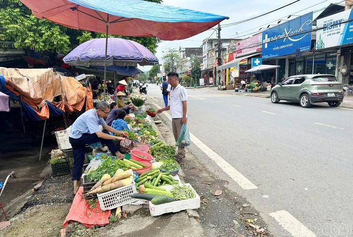 Hàng thực phẩm bày bán tràn ra lề đường Tỉnh lộ 151.