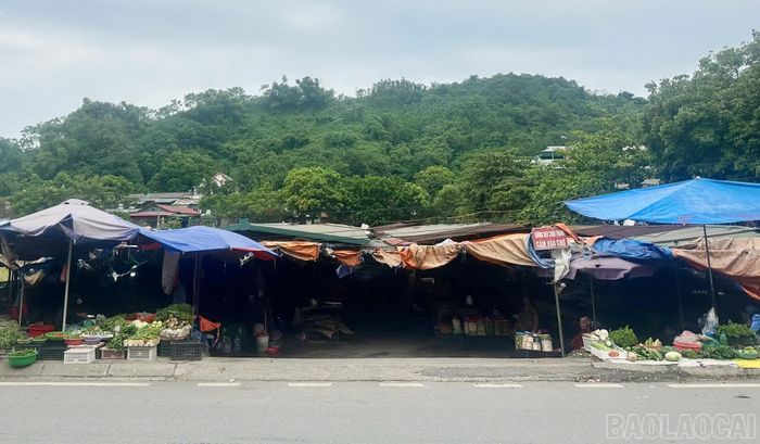 Khu chợ tạm lụp xụp, thiếu đồng bộ về hạ tầng do các tiểu thương tự đóng góp xây dựng các gian bán hàng.