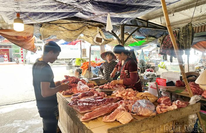 Chợ tạm xã Tằng Loỏng không có hệ thống cấp điện, cấp nước đồng bộ, thiếu thiết bị phòng cháy, chữa cháy.