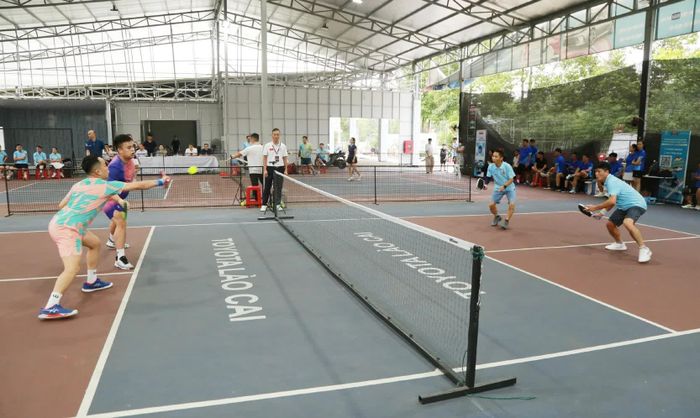 Những pha bóng nhanh, quyết liệt tạo nên không khí thi đấu sôi nổi trên sân.