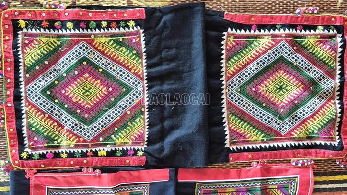Chiếc khăn Piêu tự thêu tay với những hoa văn, họa tiết truyền thống.