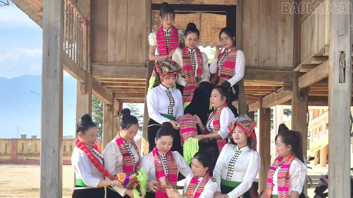 Những phụ nữ Thái Mường Lò duyên dáng trong trang phục truyền thống cùng chiếc khăn Piêu, khăn xòe.