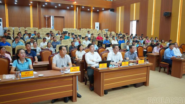 Đại biểu dự hội thảo, tọa đàm.