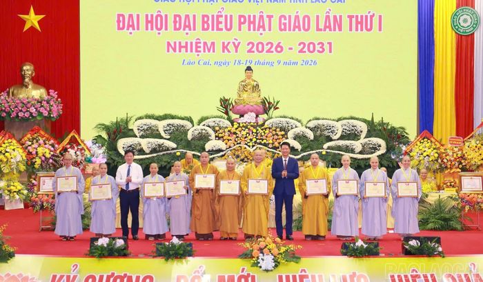  Ủy ban MTTQ Việt Nam tỉnh tặng Bằng khen cho các tập thể và cá nhân đã có thành tích xuất sắc trong thực hiện chương trình thống nhất phối hợp hành động của Ủy ban MTTQ Việt Nam tỉnh. 