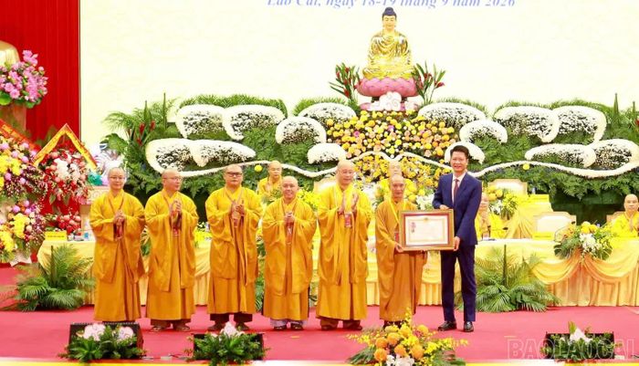 Thừa ủy quyền của Chủ tịch nước Cộng hòa XHCN Việt Nam, đồng chí Nguyễn Thế Phước - Phó Bí thư Tỉnh ủy, Chủ tịch Ủy ban MTTQ Việt Nam tỉnh trao Huân chương Lao động hạng Ba cho Ban Trị sự Giáo hội Phật giáo Việt Nam tỉnh Lào Cai.