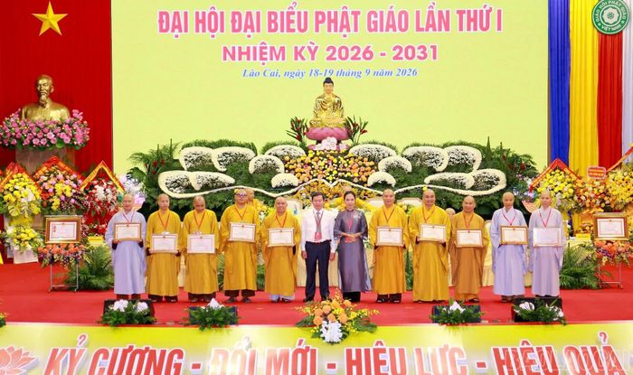 10 cá nhân có thành tích xuất sắc nhận Bằng khen của Bộ trưởng Bộ Dân tộc và Tôn Giáo.